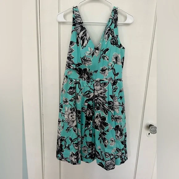 TAYLOR FLORAL DRESS Size 6 - Picture 2 of 9